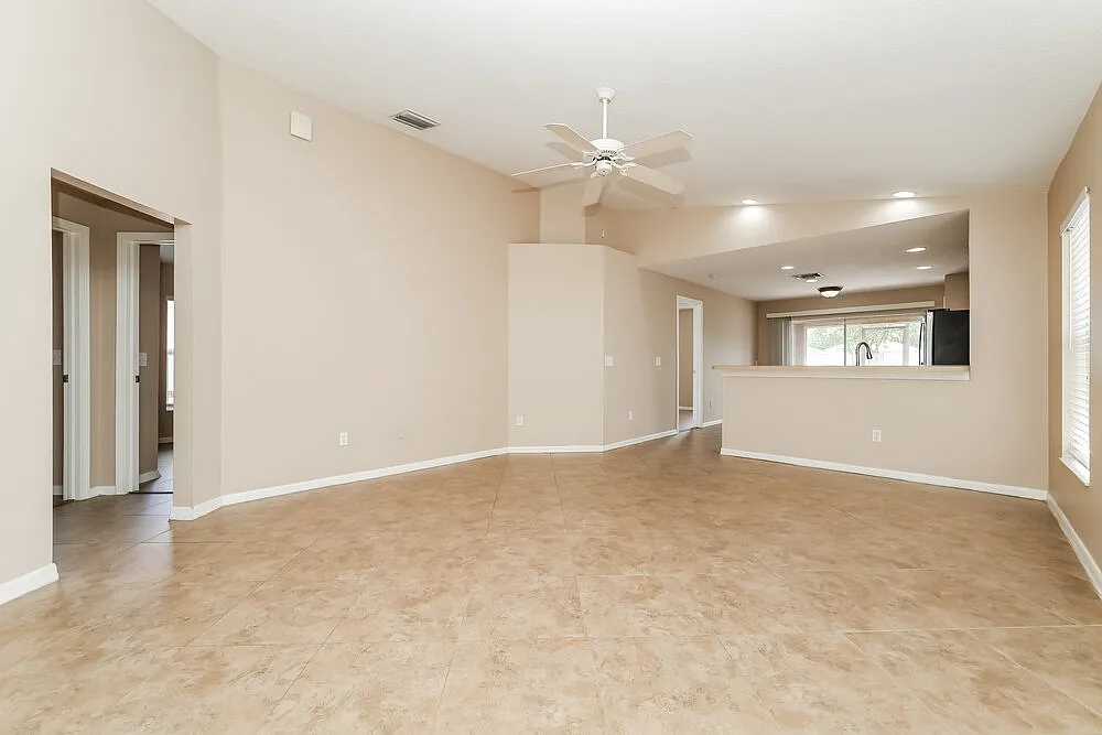 3 bed, 2.0 bath, 1275 sqft, $2,365 — Photo 4