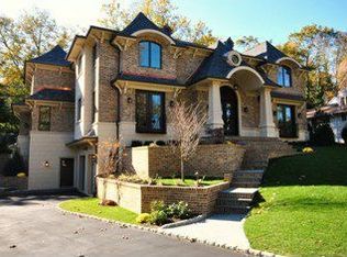 22 Hillcrest Dr, Great Neck, NY 11021