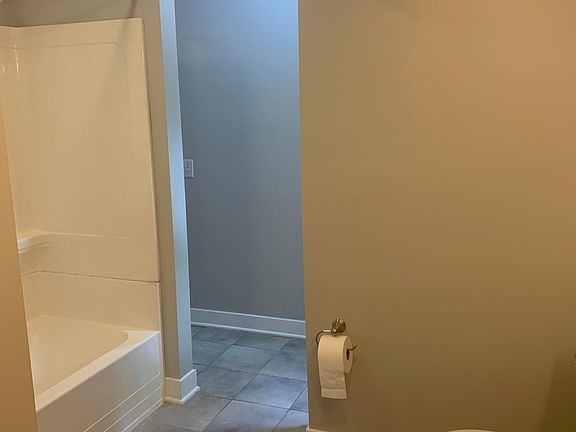 4th image of 318 S Tryon St #1