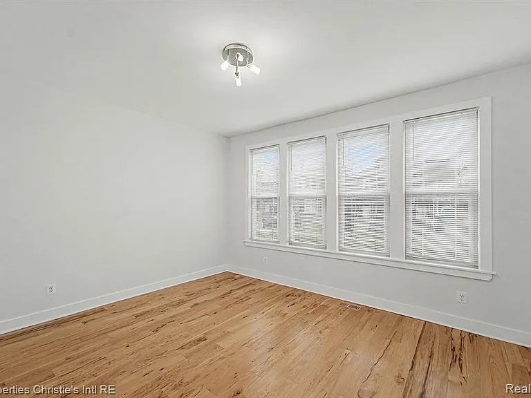 1463 Baldwin St — Photo 5