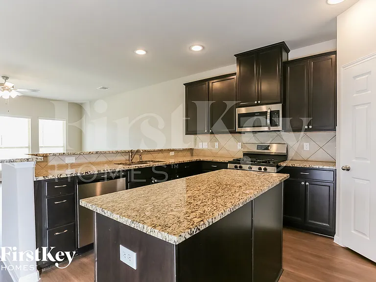 7215 Victorville Dr — Photo 6