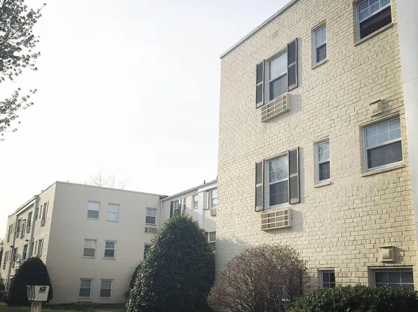 2305 Farrington Ave APT 303, Alexandria, VA 22303