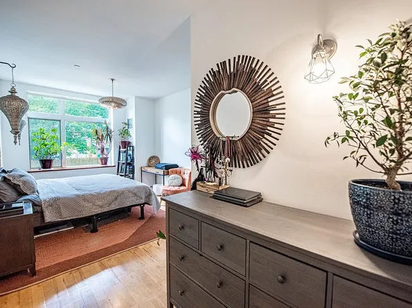 675 Sackett Street image 5 of 16