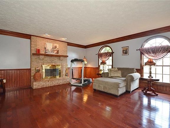 Large family room w/ log burning fireplace
