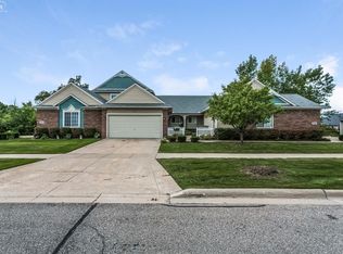 632 Shoreline Dr, Fenton, MI 48430