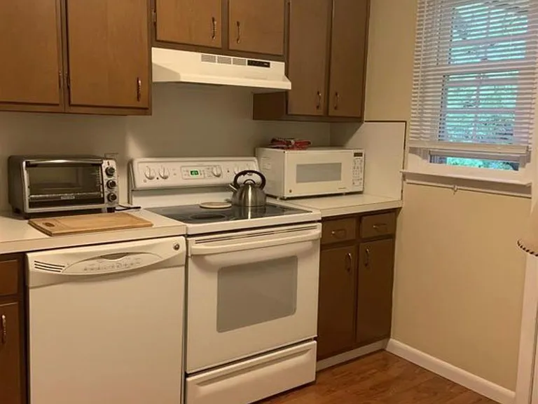 10 Kensington Ct #1 — Photo 4
