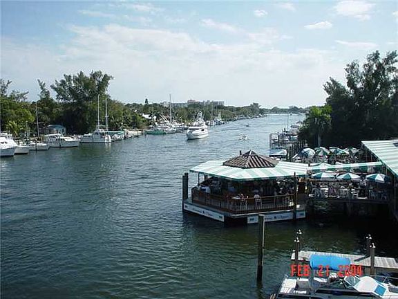 4th image of 1410 The Pointe Dr