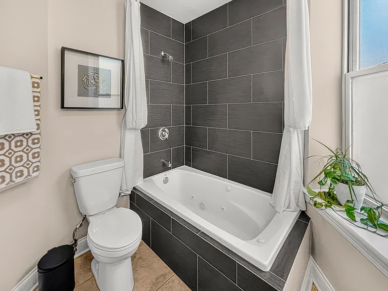 1357 N Rockwell St #1 — Photo 16