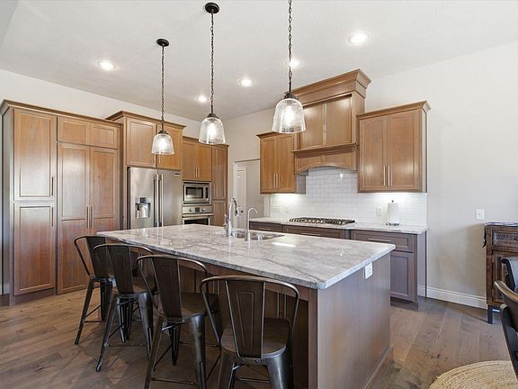 4th image of 597 E Selby Drive