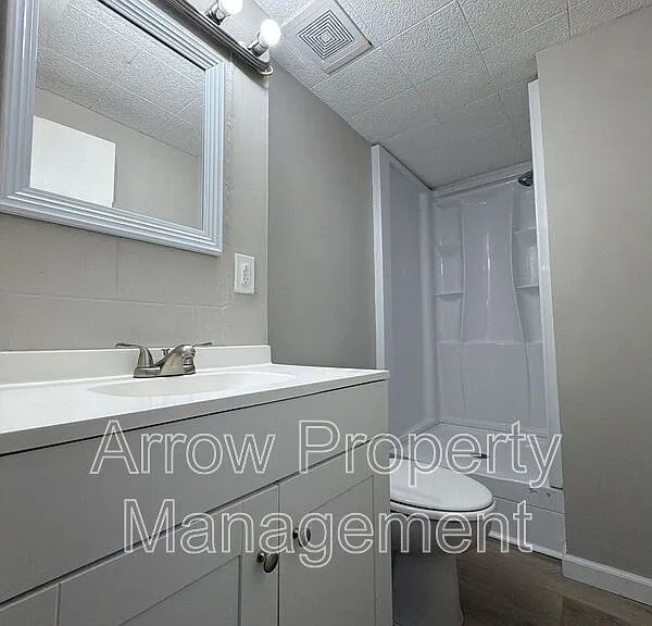 2442 Vine St #4 — Photo 7