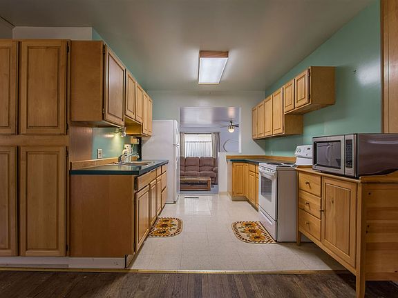 4th image of 402 N 5th St E