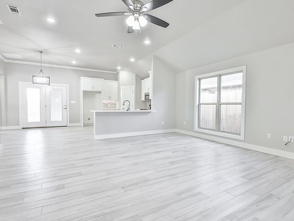 2nd image of 5806 Valencia Ave