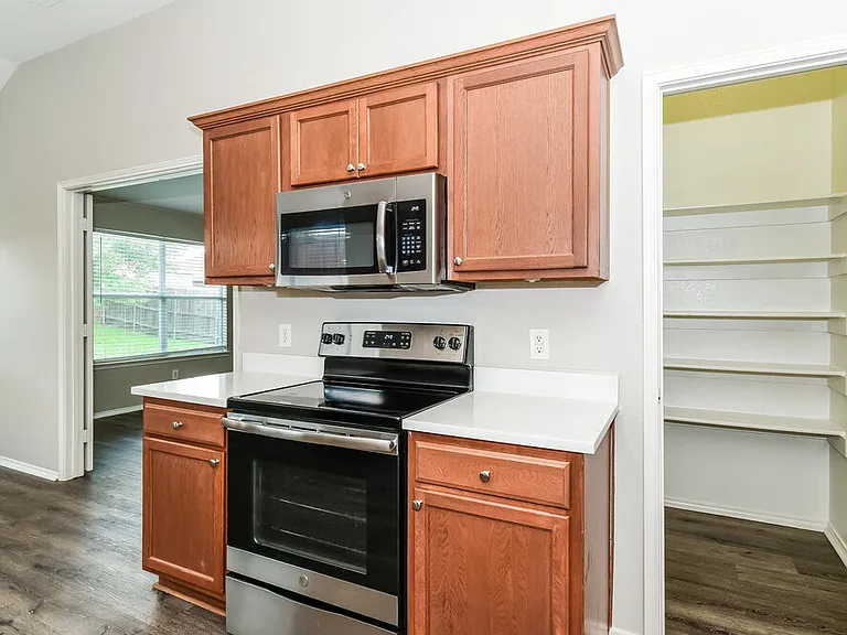 1328 Riviera Dr — Photo 6