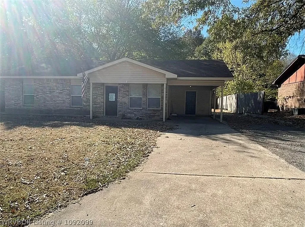 3 bed, 1.5 bath, 1161 sqft, $1,050 — Photo 1