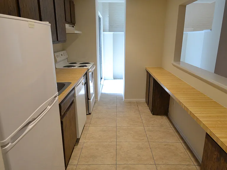 1012 Clinton St #1F — Photo 2
