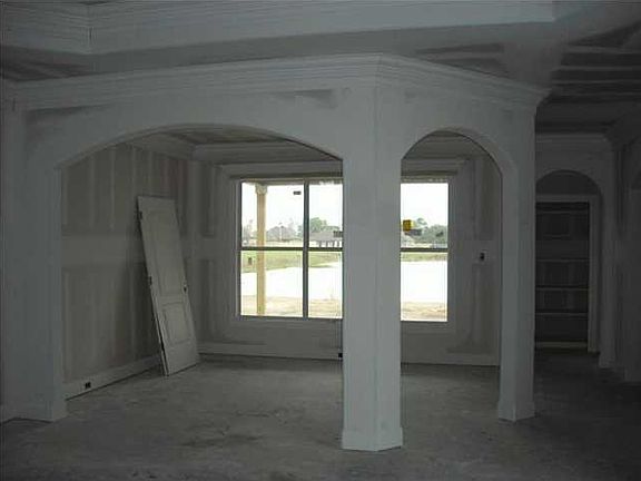 4th image of 104 Regal Oaks
