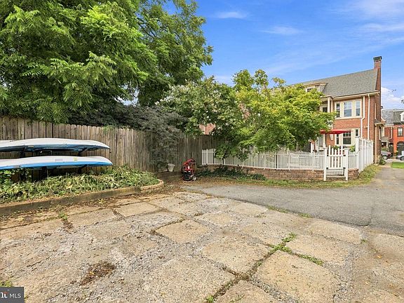 5th image of 548 W Lemon St