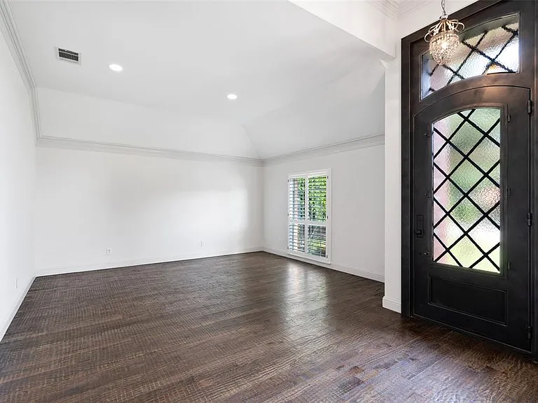 1305 Normandy Dr — Photo 2