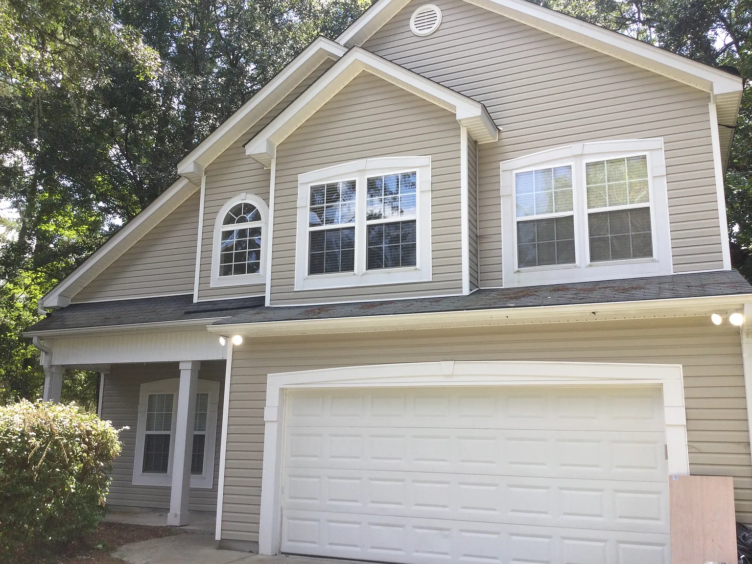 4 bed, 2.5 bath, 1932 sqft, $2,540 — Photo 1