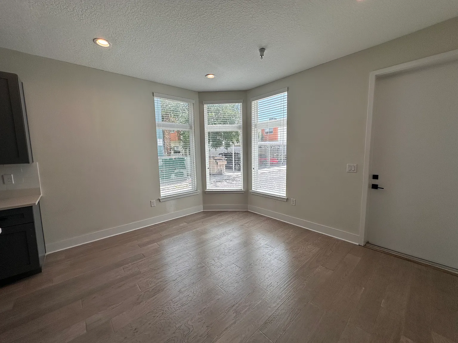3 bed, 1350 sqft, $3,595 — Photo 4