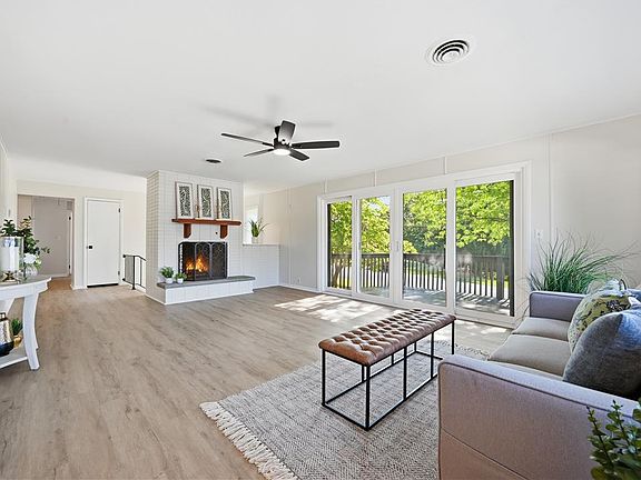 2nd image of 1121 Oakhurst Dr