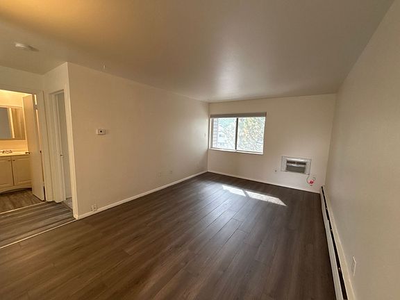 5th image of 3735 E La Salle St #37