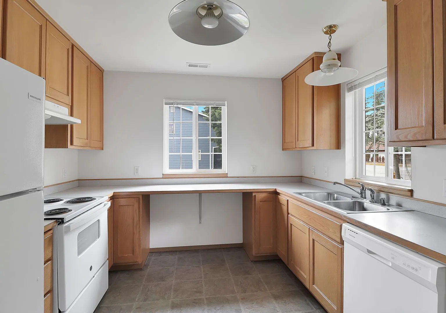 3 Bed 2.5 Bath - Excellent Condition - Landscaping Included - NAS Whidbey — Photo 4