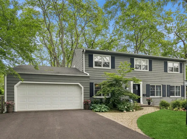 1235 Courier Ct, Deerfield, IL 60015