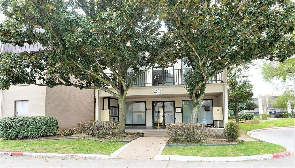 2 bed, 1.0 bath, 765 sqft, $1,295 — Photo 2