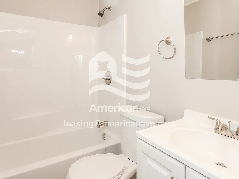 985923_010_main_bathroom_12767400.jpg