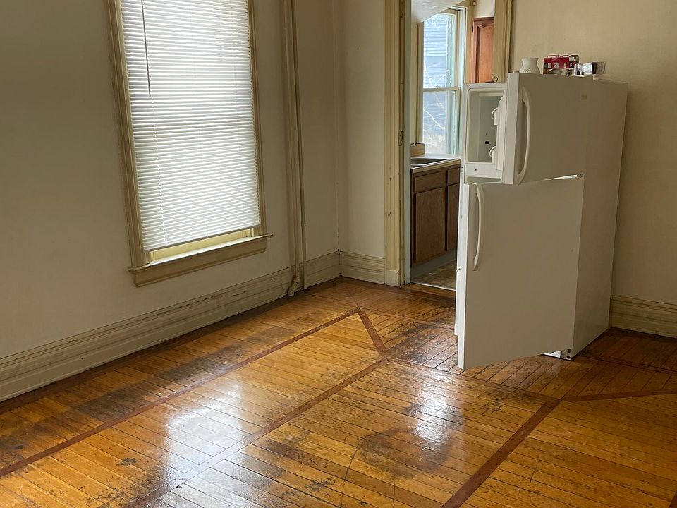 2nd image of 452 Alexander St #1
