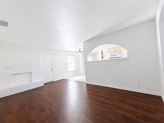 5th image of 805 Brookshire Cir