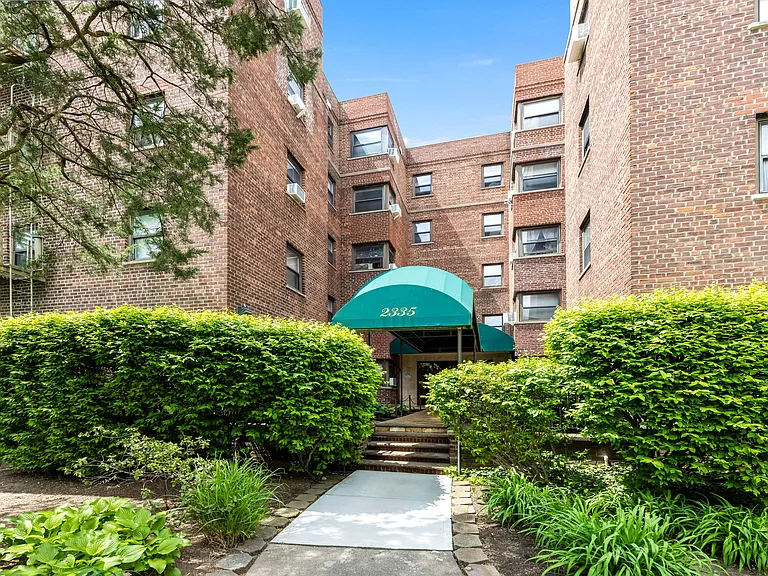2335 Hudson Ter #D6 — Photo 15