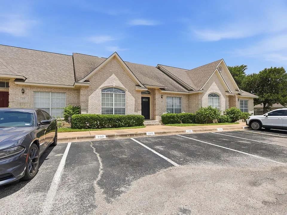239 Navarro Dr