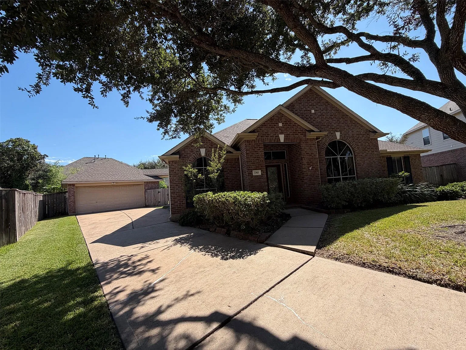 3 bed, 2.0 bath, 2564 sqft, $2,650 — Photo 2