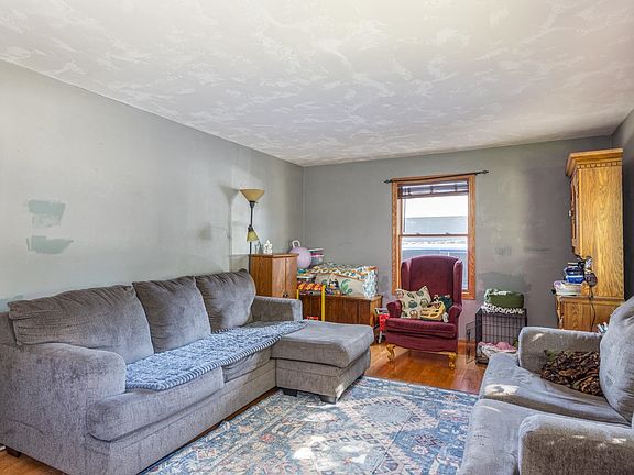 4th image of 609 Linda St