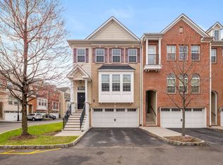 25 Creekside Ct, Secaucus, NJ 07094