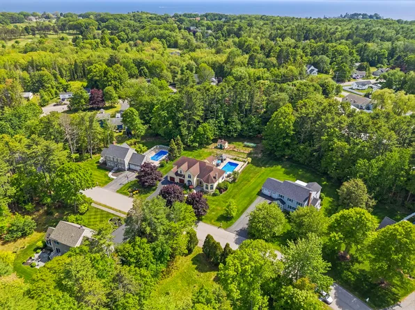 4 Cottagewood Lane, Kennebunk, ME 04043