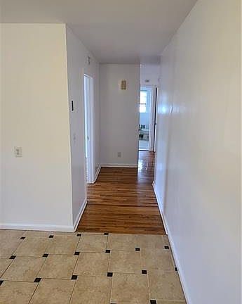 5th image of 22 Sterling Ave