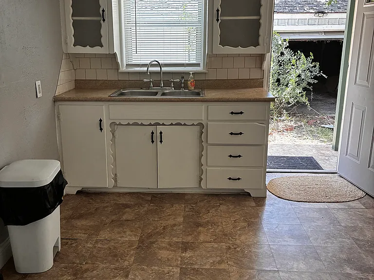 1303 SW 10th St — Photo 4