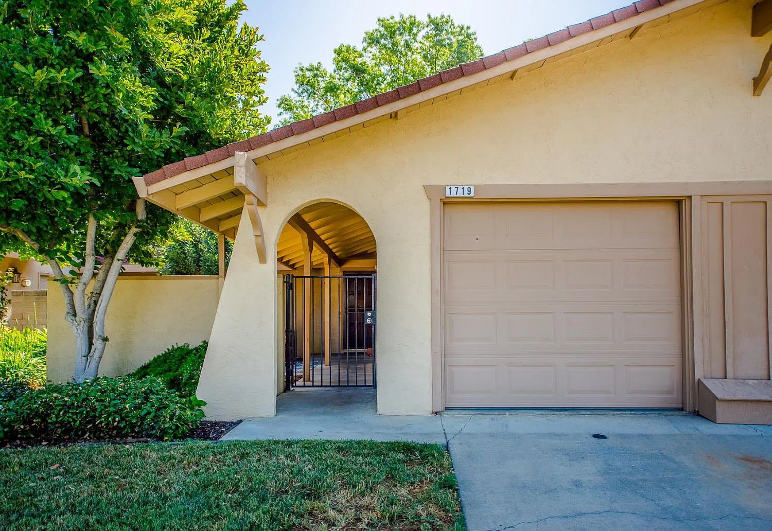 1719 Midway Dr photo 1