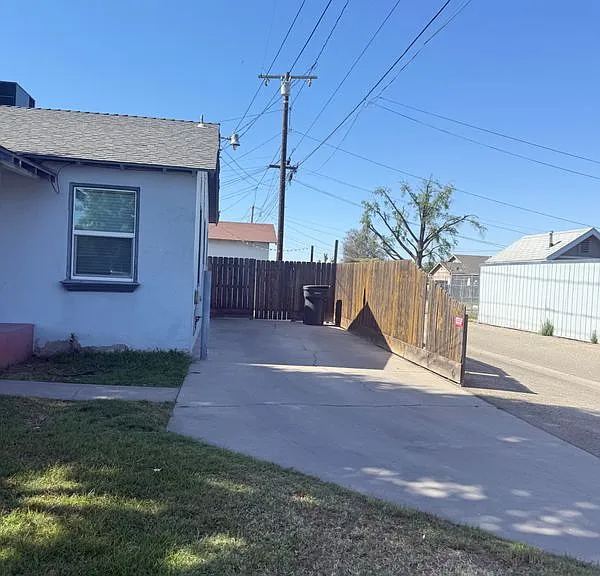 410 E San Joaquin Ave — Photo 2