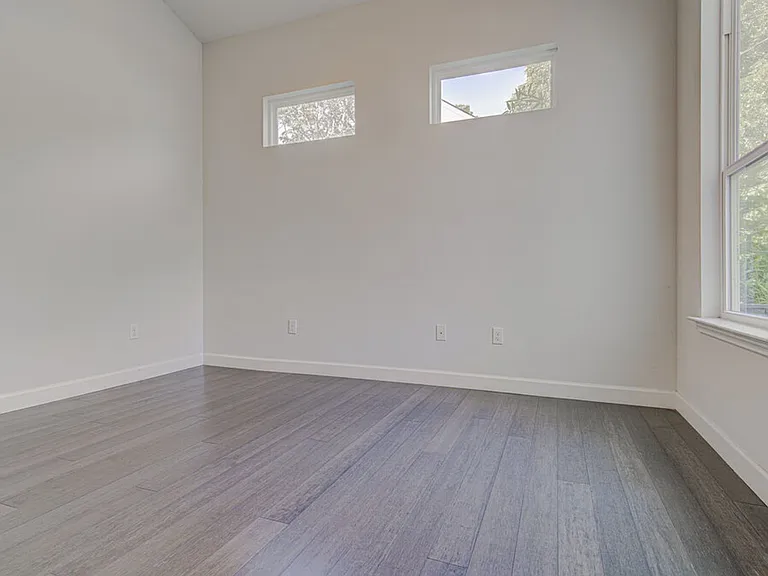 2406 E 16th St — Photo 18