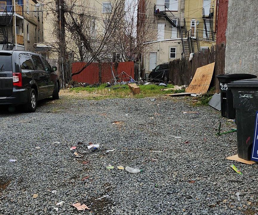 2nd image of 225 Hudson St