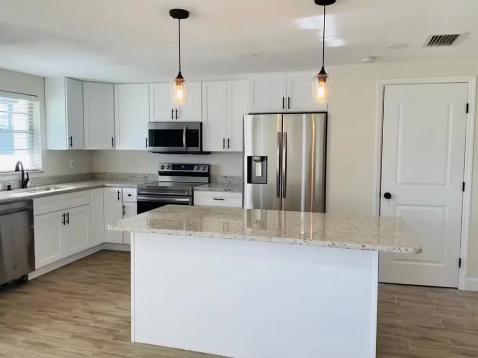 4005 N Glen Ave — Photo 3