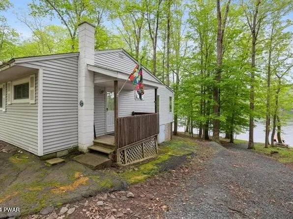 62 Lakeview Dr, Lakeville, PA 18438