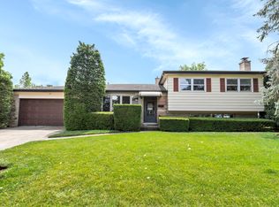 1711 W Robbie Ln, Mount Prospect, IL 60056