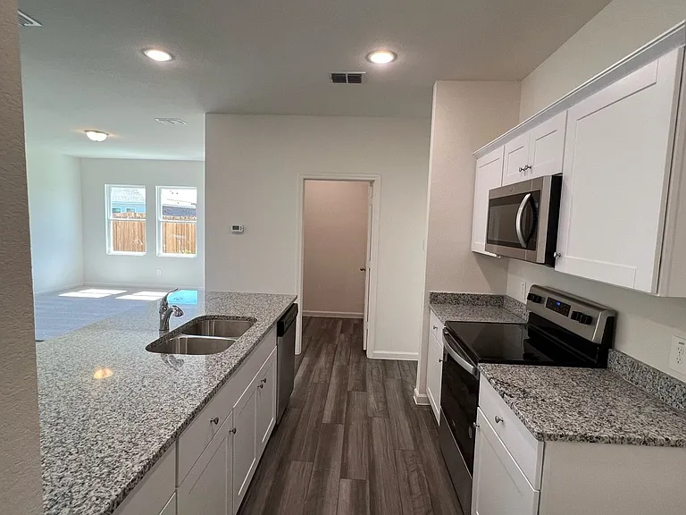 752 Richmond Dr — Photo 8