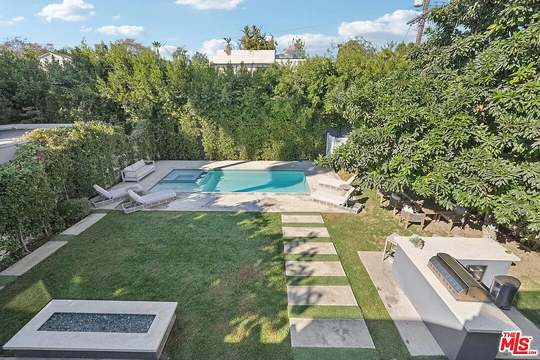 6 bed, 5.5 bath, 5109 sqft, $22,000 — Photo 3