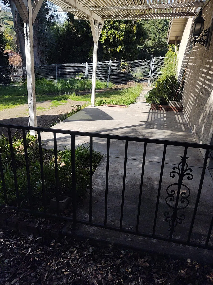 Building Photo - 2151 Las Palomas Dr